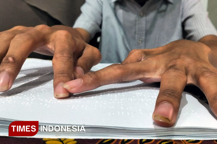 Jari-jemari Sibqi Aura Saputra (20),  penyandang disabilitas netra, saat meraba barisan titik-titik timbul pada mushaf Al-Qur'an Braille di SLB Patriot Indihiang, Kota Tasikmalaya. Jumat (7/3/2025) (FOTO: Harniwan Obech/TIMES Indonesia)