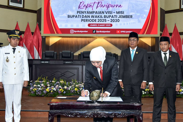 Gubernur Jawa Timur Khofifah Indar Parawansa menghadiri Sertijab Bupati dan Wakil Bupati Jember terpilih Periode 2025-2030. (Foto: Dok. KIP)