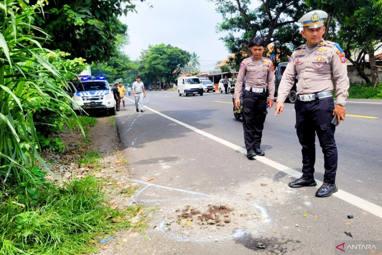 Arsip foto--Satuan Lalu Lintas Polres Situbondo, Jawa Timur, melakukan olah TKP kecelakaan yang menewaskan Bendum Partai Demokrat Renville Antonio. (FOTO: ANTARA/Novi Husdinariyanto)