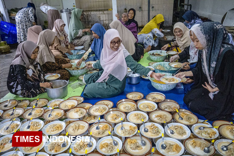 Kaum perempuan warga Dusun Kauman meracik bubur lodeh di serambi masjid menjelang waktu berbuka, Jumat (7/2/2025). (FOTO: Eko Susanto/TIMES Indonesia)