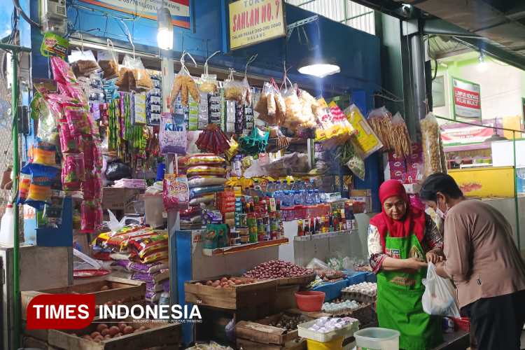 Aktivitas jual beli di Pasar Oro Oro Dowo Kota Malang, Jumat (7/3/2025). Sejumlah barang kebutuhan pokok naik menyusul tingginya permintaan. (Foto: Arli Ochaputri Hartono/TIMES Indonesia)