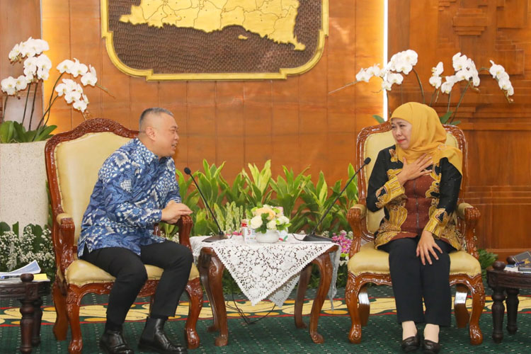 Gubernur Jatim Khofifah Indar Parawansa saat menerima kunjungan Menhub Dudy Purwagandhi di Gedung Negara Grahadi, Jumat (7/3/2025).(Dok.Humas Pemprov Jatim)
