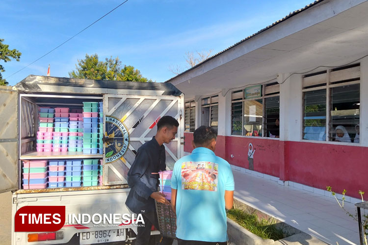 Pendistribusian  Makanan Bergizi Gratis (MBG) di sekolah-sekolah di Sumba Timur.(FOTO:Habibudin/TIMES Indonesia)