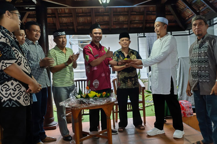 Penyerahan-tumpeng.jpg