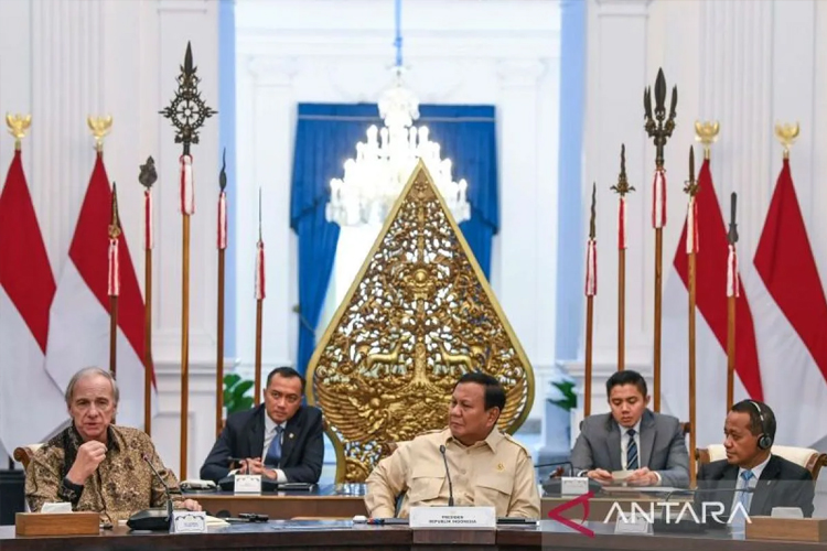 Presiden RI Prabowo Subianto mempertemukan belasan pengusaha besar asal Indonesia dengan investor asal Amerika Serikat Ray Dalio di Istana Merdeka, Jakarta, Jumat (7/3/2025). (FOTO: ANTARA/Galih Pradipta)