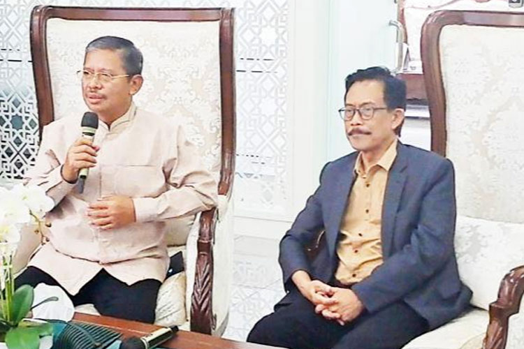 Dirjen Pendis Kemenag RI, Prof Suyitno ditemani Rektor UIN Malang, Prof Zainuddin saat kunjungan ke UIN Malang, Jumat (7/3/2025). (Foto: Istimewa)