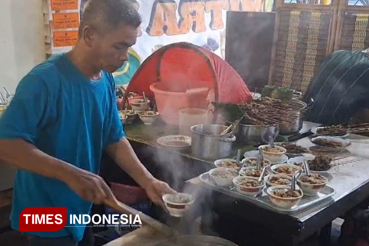 Slamet, pelayan Soto Grombyang sedang melayani pembeli. ( Foto: Ragil/TIMES Indonesia)
