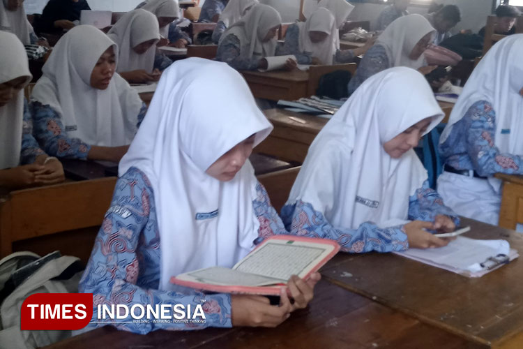 Tadarus Alquran one day-one juz di SMAN 1 Pacitan diikuti seluruh siswa selama Ramadan. (Foto: Adi for TIMES Indonesia)