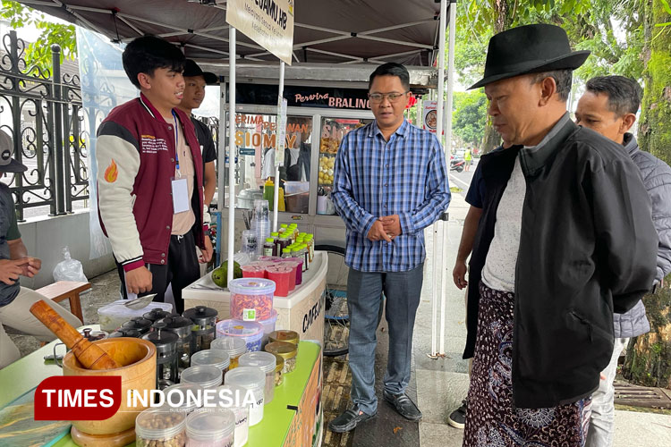 Tim-Asistensi-Bupati-Sedang-Meninjau-Langsung-Lokasi-Bazar7ccde307edf801b7.jpg