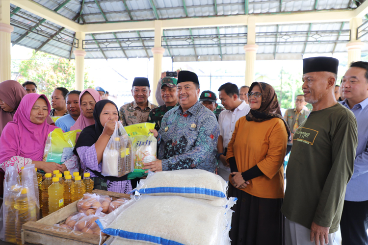 Warsubi Bupati Jombang saat meninjau pasar murah yang diselenggarakan di Kecamatan Peterongan, Jumat (7/3/2025). (FOTO: Humas for TIMES Indonesia)