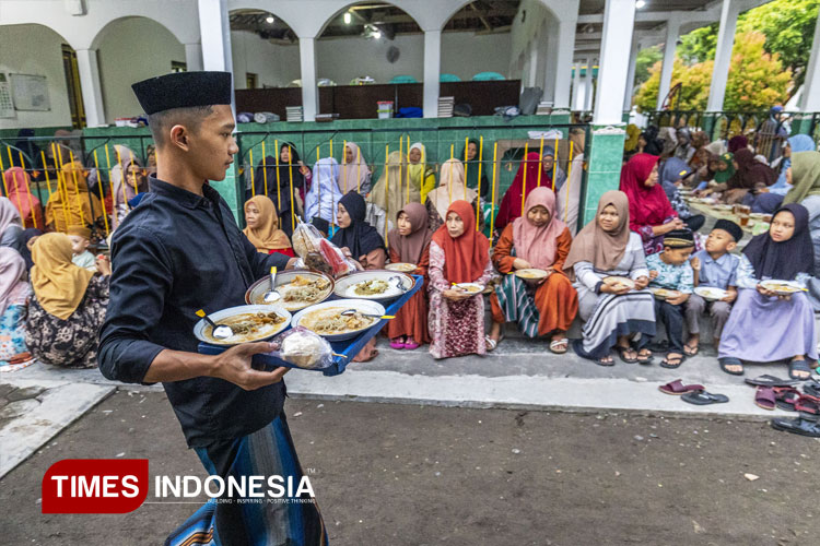jamaah-menjelang-waktu-berbuka.jpg