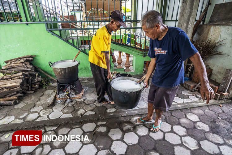 membawa-bubur-menuju-serambi-masjid.jpg