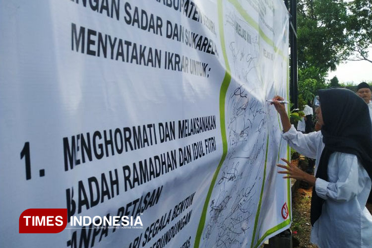 Salah satu pelajar Kabupaten Kediri menandatangani ikrar bersama (FOTO: yobby/TIMES Indonesia)