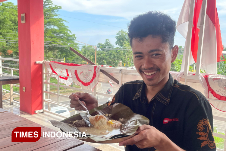 Foto. Salah satu pelanggan saat menikmati roti kopyor khas Banyuwangi (Foto: Ikromil Aufa/TIMES Indonesia)