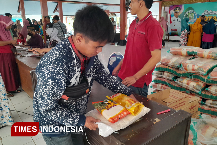 Sejumlah warga mengantri membeli sembako murah di Kecamatan Kraksaan. (Foto: Abdul Fatah/TIMES Indonesia)