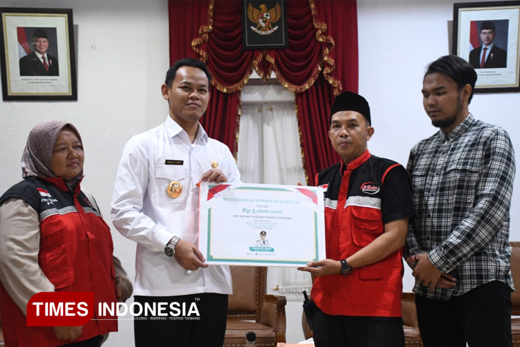 Bupati Purbalingga Fahmi Muhammad Hanif serahkan gaji dan tunjangan kepada komunitas yang membutuhkan. (FOTO: Prokompin Purbalingga for TIMES Indonesia)