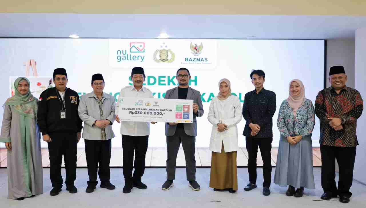Penyerahan hasil lelang foto Kapolri dari NU Gallery ke Baznas RI. (Foto: NU gallery for TIMES INDONESIA)