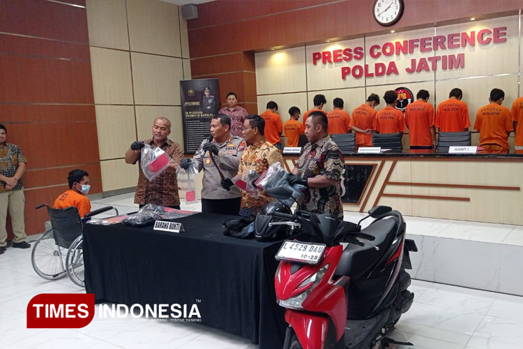 11 pelaku curanmor lintas wilayah Jatim ditangkap Tim Jatanras Polda Jatim, 1 pelaku ditembak mati, Jumat (7/3/2025) malam. (FOTO: Hamida Soetadji/TIMES Indonesia)