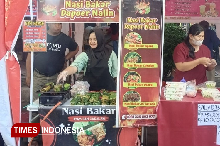 Salah satu stand nasi bakar Dapoer Nalin di Bazar Ramadan 2025 Kabupaten Bondowoso (FOTO: Moh Bahri/TIMES Indonesia)