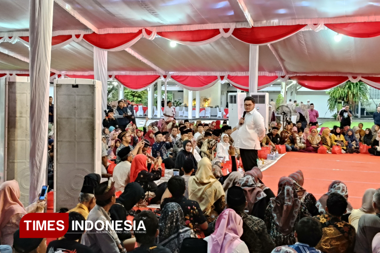 Bupati Kediri saat memberikan sambutan kepada warga kabupaten Kediri di kegiatan buka bersama dengan berbagai elemen masyarakat (foto: Canda Adisurya/ TIMES Indonesia)
