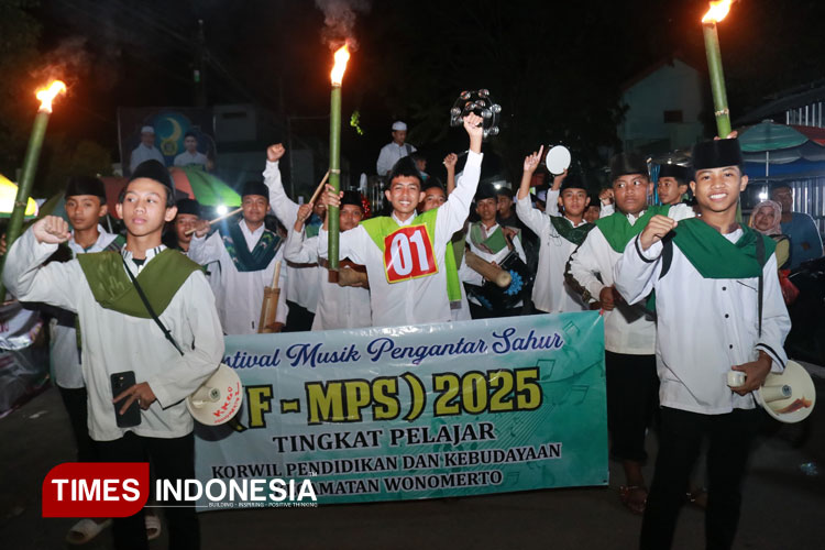 Sejumlah peserta menampilkan kebolehannya di sepanjang jalan. (Foto: Abdul Fatah/TIMES Indonesia)