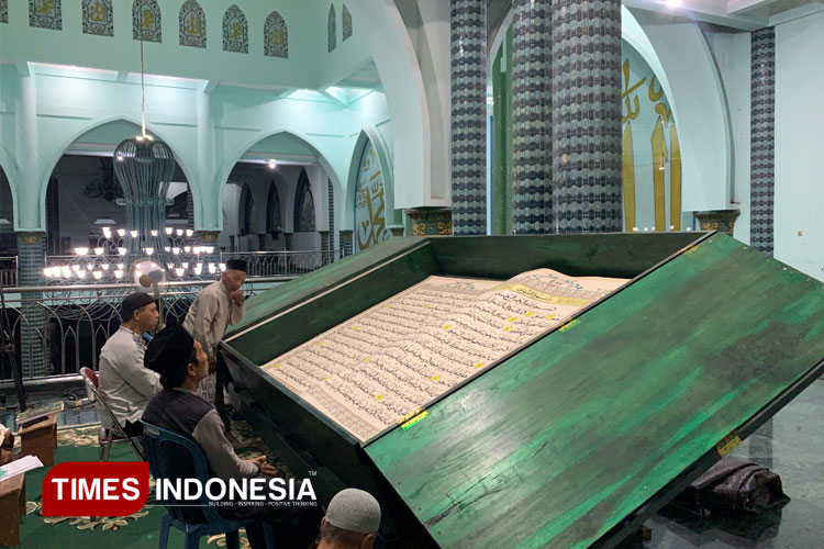 Tradisi Unik Bulan Ramadan, Tadarus Al-Quran Raksasa di Masjid Agung Baiturrahman Banyuwangi