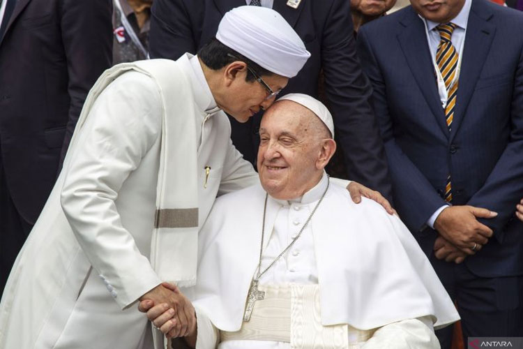 Imam Besar Masjid Istiqlal Nasaruddin Umar mencium Pemimpin Takhta Suci Vatikan Paus Fransiskus usai foto bersama di Masjid Istiqlal, Jakarta, Kamis (5/9/2024). (FOTO: ANTARA FOTO/Dhemas Reviyanto/foc)