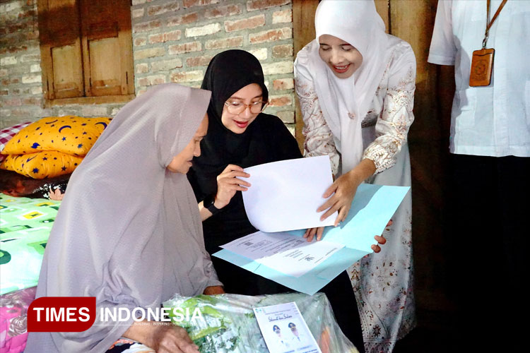 Bupati Banyuwangi, Ipuk Fiestiandani Azwar Anas saat menyerahkan dokumen adminduk kepada sejumlah warga kurang mampu. (FOTO: Humas Pemkab for TIMES Indonesia)