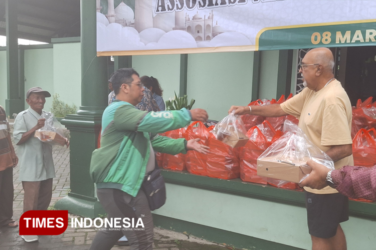 Hangatnya Toleransi di Bulan Ramadan: Masyarakat India Surabaya Bagikan 600 Paket Takjil