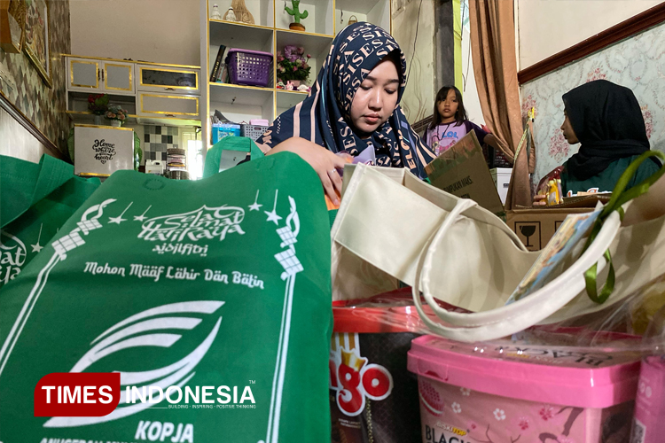 Elok Lailatul Maghfiroh saat menata pesanan parcel Lebaran usaha miliknya. (FOTO: Rohmadi/TIMES Indonesia)