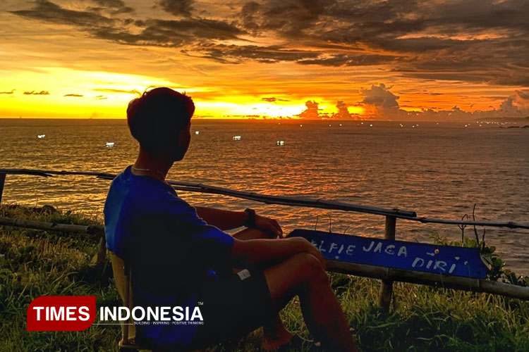 Menikmati keindahan Pantai Karang Bolong Pacitan sambil ngabuburit saat Ramadan. (Foto: Yusuf Arifai/TIMES Indonesia)