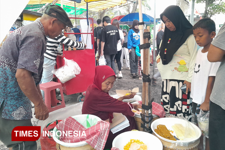 Pak Tiwul dan istri yang tengah melayani pembali di Bazar Takjil Ramadan. (Foto: Abdul Fatah/TIMES Indonesia)