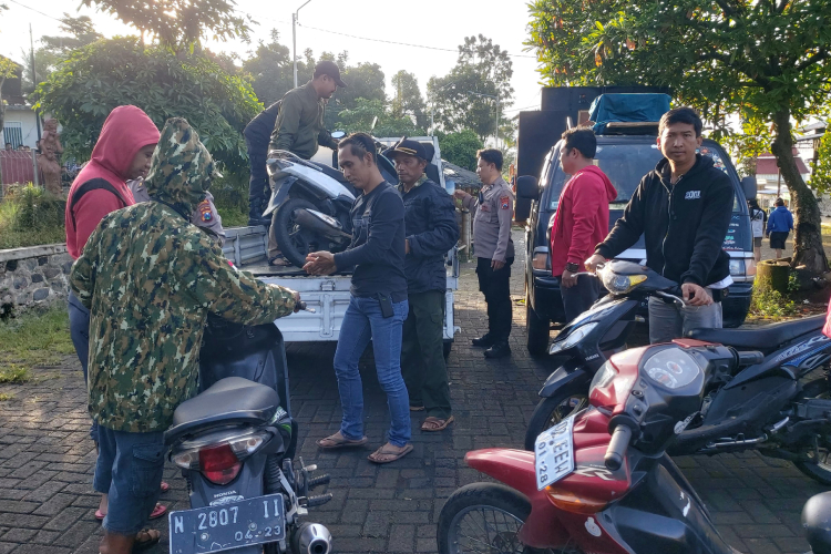 Petugas Polres Malang menindak pelaku balap liar saat waktu sahur di salah satu kawasan wilayah Kecanatn Dau, Kabupaten Malang, Minggu (9/3/2025). (Foto: Humas Polres Malang)