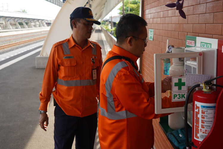 KAI Daop 8 melakukan cek lintas persiapan angkutan lebaran 2025, Minggu (9/3/2025).(Dok.KAI)