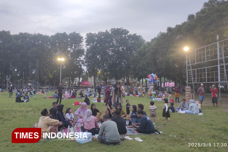 Suasana para warga melakukan bukber di Alun-alun Situbondo. Kamis (9/3/2025). (Foto: Rifai/TIMES Indonesia)