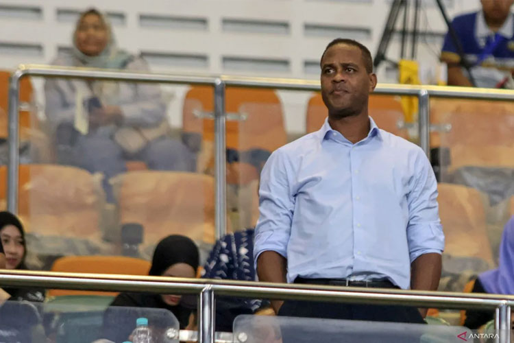 Pelatih Timnas Indonesia Patrick Kluivert menyaksikan langsung pertandingan Liga 1 antara Dewa United melawan Persija Jakarta di Stadion Pakansari Bogor, Sabtu (8/2/2025). (FOTO: Yulius Satria Wijaya/ANTARA)