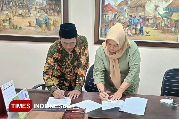 Kepala SMKN 1 Nawangan Pacitan, Redy Yuniarto, bersama HRD PT Solo Kawistara Garmindo, Siska Dyah Indraini, saat menandatangani MoU pelaksanaan On Job Training. (Foto: Wiwin Sulistyaningsih for TIMES Indonesia)