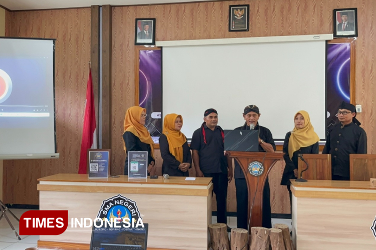 Peluncuran G-DIS SMANTUL oleh Kepala SMAN Tulakan Pacitan. (Foto: Panca for TIMES Indonesia)