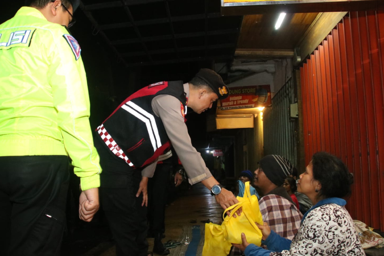 Suasana pembagian baksos di Sahur On The Road oleh Polresta Malang Kota. (Foto: Dok. Polresta Malang Kota/TIMES Indonesia)