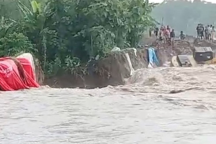 Foto hasil tangkapan layar terjadinya banjir akibat tanggul Sungai Tuntang jebol untuk keempat kalinya selama 2025, Minggu (9/3/2025). (ANTARA/HO-BPBD Grobogan.)