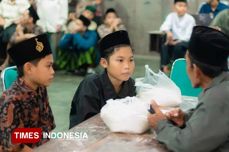 Suasana pelaksanaan zakat fitrah. (Foto: Yusuf Arifai/TIMES Indonesia)