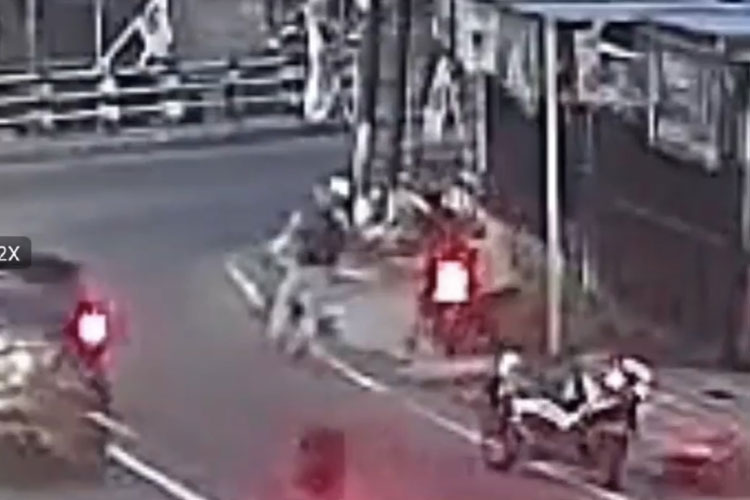 Aksi begal usai berhasil merampas kendaraan seorang ojol di wilayah Bandulan, Kota Malang. (Foto: Tangkapan Layar CCTV)