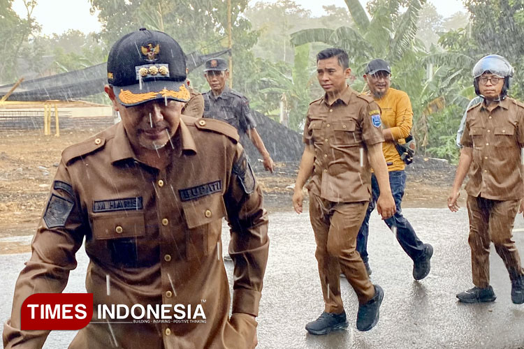 Bupati Probolinggo Sidak Kios Pupuk dengan Naik Motor Lawan Derasnya Hujan