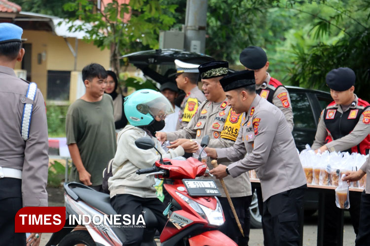 Berbagi Berkah Ramadan, Polres Majalengka Bagikan Takjil Gratis untuk Pengendara