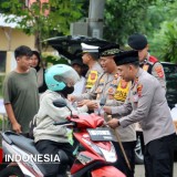 Berbagi Berkah Ramadan, Polres Majalengka Bagikan Takjil Gratis untuk Pengendara