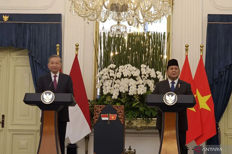 Presiden RI Prabowo Subianto bersama dengan Sekretaris Jenderal Partai Komunis Vietnam To Lam memberikan pernyataan bersama di Istana Merdeka, Jakarta, Senin (10/3/2025). (FOTO: ANTARA)