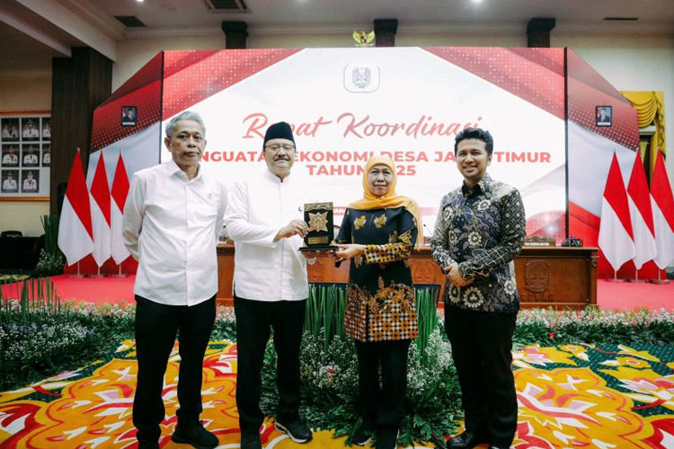 Kementerian Sosial (Kemensos) bersama Pemprov Jatim melakukan Rapat Koordinasi Penguatan Ekonomi Desa Jawa Timur 2025 di Gedung Negara Grahadi, Surabaya, Minggu malam (9/3/2025). (FOTO: ANTARA/HO-Biro Humas Kemensos)