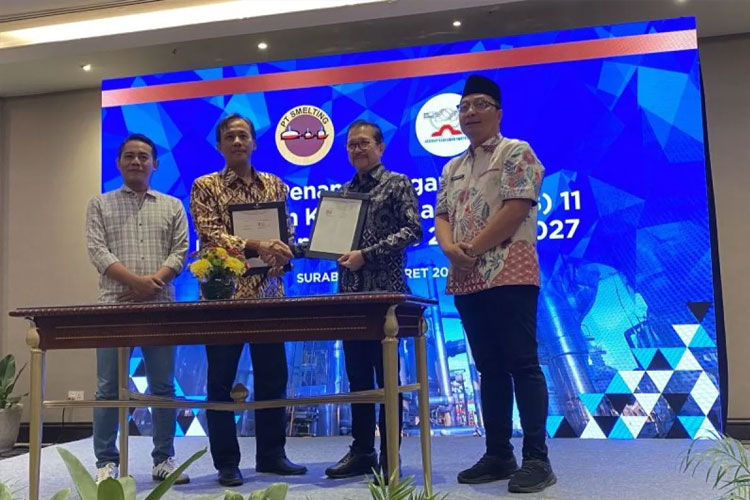 Presdir PT FPI Tony Wenas melaksanakan Perjanjian Kerja Bersama (PKB) Ke-11 dengan Serikat Karyawan Smelting (SKS) periode 2025-2027 di Surabaya, Jawa Timur, Senin (10/3/2025). (FOTO: ANTARA/Astrid Faidlatul Habibah)