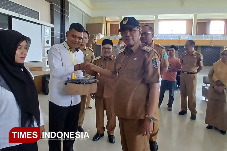 Wali Kota Banjar saat serahkan bantuan kepada peserta pelatihan kerja. (Foto: Susi/TIMES Indonesia)