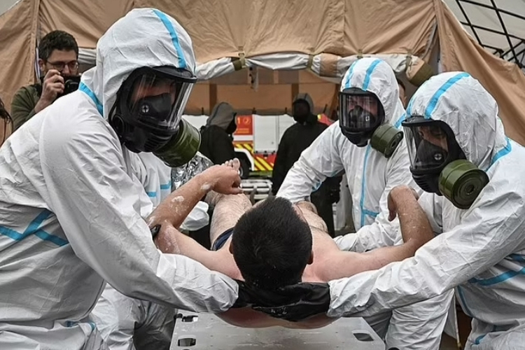 Petugas penyelamat dan polisi menghadiri latihan antiradiasi untuk situasi darurat di Pembangkit Listrik Tenaga Nuklir Zaporizhzhia, di tengah serangan Rusia terhadap Ukraina, di Zaporizhzhia, Ukraina 29 Juni 2023.(FOTO: Daily Mail/Reuters)